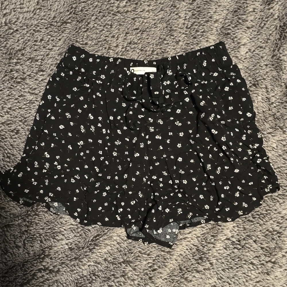 SO Floral Black and White Shorts XS